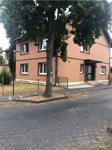 Solides Einfamilienhaus mit Terrasse, 2 großen Garagen und Garten in Troisdorf