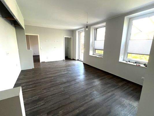 Küche mit angrenzender Speisekammer