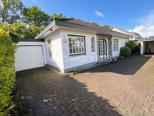 Eingangsansicht des Hauses(KI generiert Sommer)