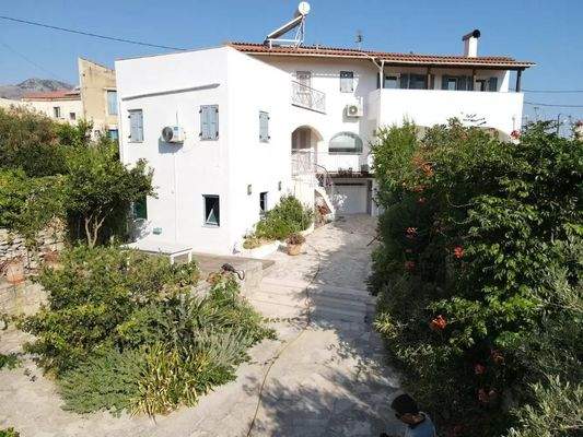Zweistöckiges Haus mit Gästezimmer zum Verkauf in Kato Poros