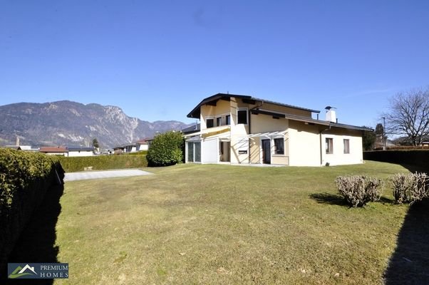 KUNDL - Einfamilienhaus - Hausansicht mit Gartenfläche