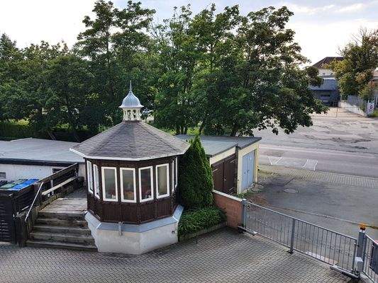 Einfahrt zum Hofbereich mit den Parkplätzen.jpg