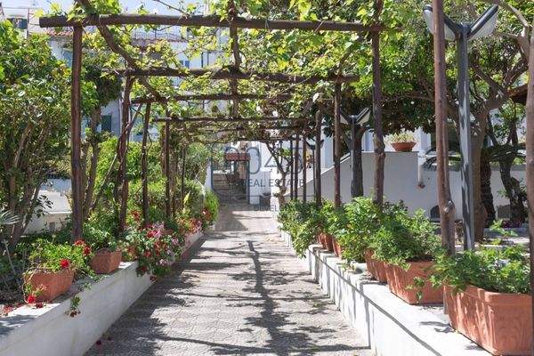 Prestigevilla in Ischia Ponte – Ein Juwel auf den Klippen der Insel Ischia