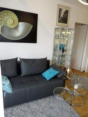 Wohnzimmer mit Flachbild-Fernseher