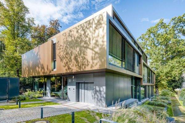 Blick zum Hauptentrée und Fahrzeuglift