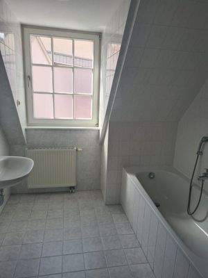 Vollbad mit Fenster und extra Dusche.jpg