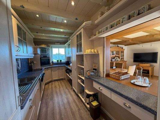 Küche mit Durchreiche