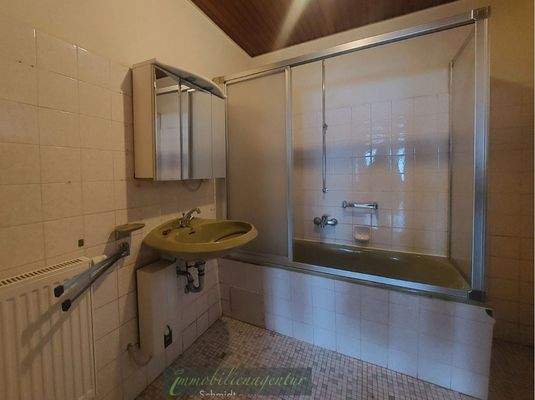 Bad im EG mit Wanne und Tageslicht