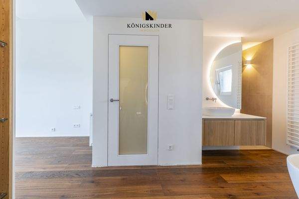 Schlafzimmer mit En-Suite-Masterbad