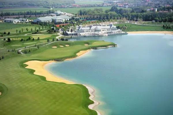 Fontana Clubhaus Golfplatz See