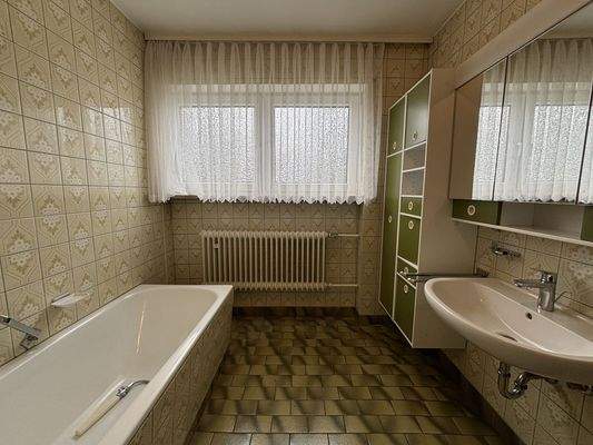 Bad mit Dusche und Badewanne Erdgeschoss