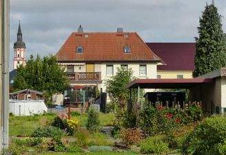 weitläufiger Blick übers Grundstück