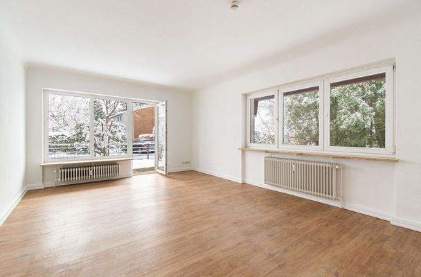 Heller Wohn- und Essbereich mit direktem Gartenzugang