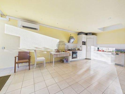 Wohnzimmer mit Küche