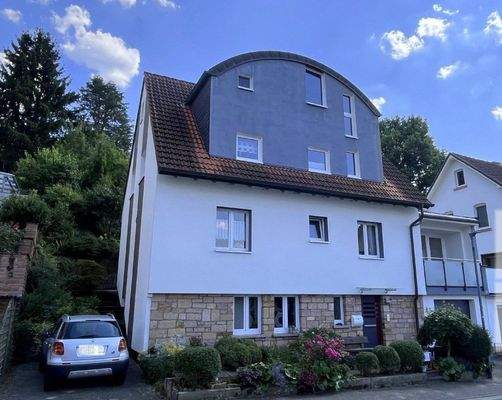 Hausansicht - Stellplatz und Garage