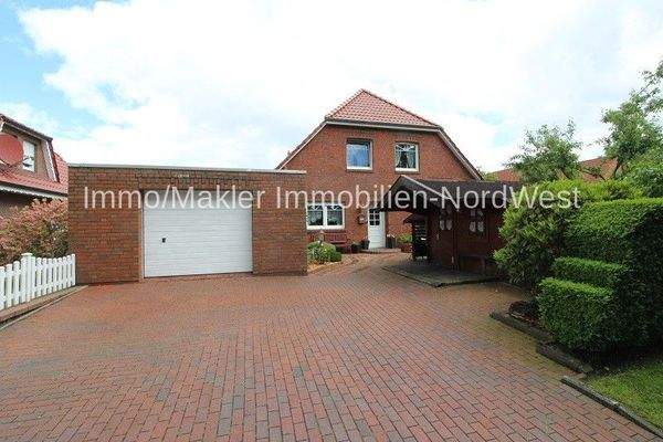 Hofauffahrt II & Garage II + Gartenhaus II