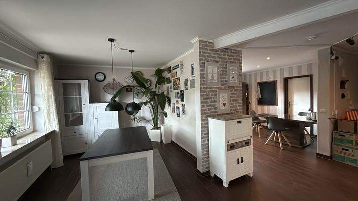 Essbereich und offener Durchgang zur Küche