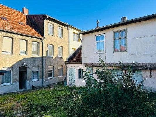 Hof mit Hausansicht und Nebengelass.jpeg