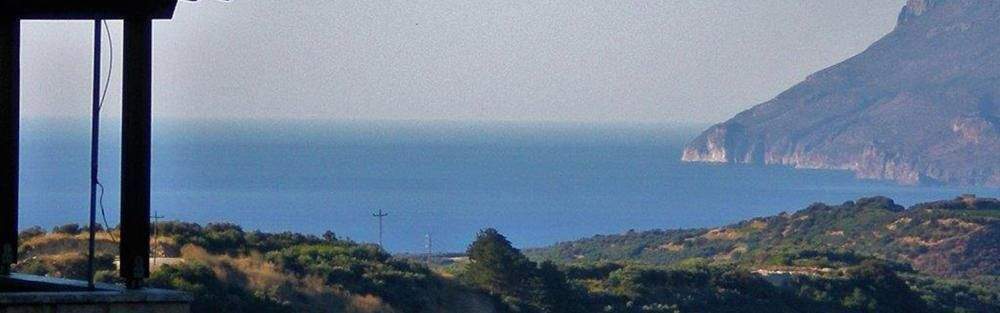 Steinhaus mit Blick auf das Meer und die Schlucht