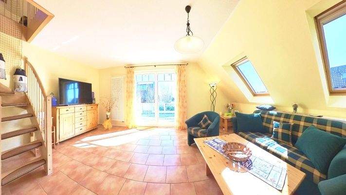 Wohnzimmer mit Zugang zum großen Südbalkon