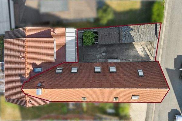 Vorderhaus mit in 1997 erneuertem Dach 