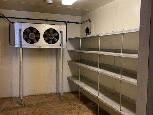 Kühlkammer mit Regalen