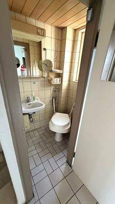 Kleines Bad mit Fliesen