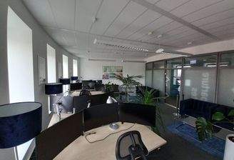 Büro mit 4 Arbeitsplätzen