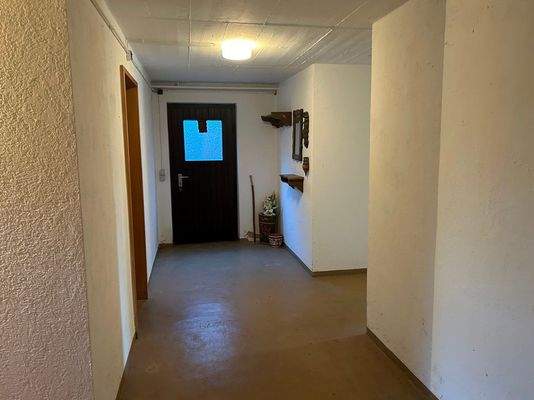 Flur im Keller mit Aufgang zum Garten
