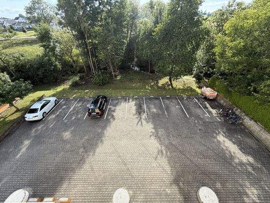 Stellplätze hinter dem Haus