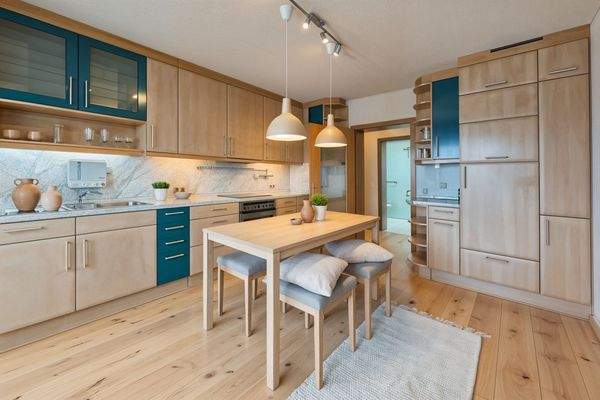 Geräumige Küche (KI generiertes Visualisierungsbeispiel)