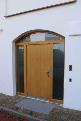 Apartment 402; Wohnungeingangstüre