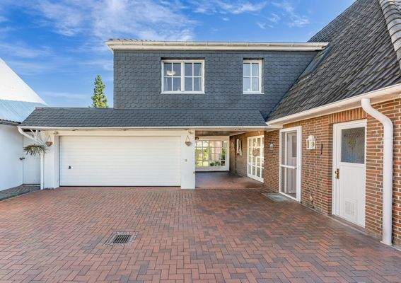 Doppelgarage und Durchgang zu den Außenabstellräumen