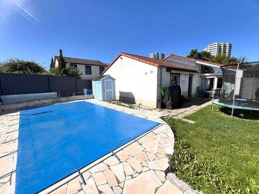 Im Garten befindet ...