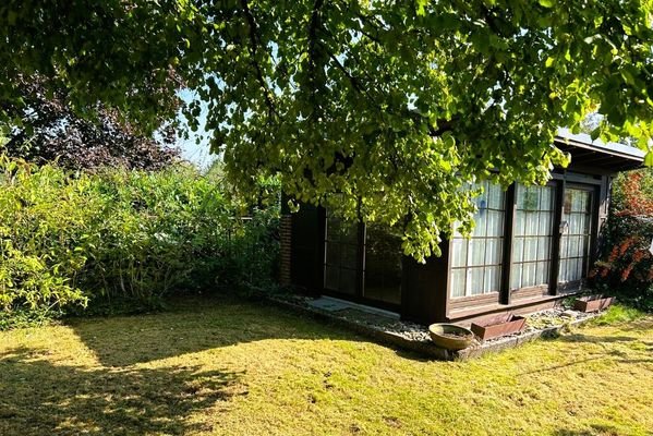 mit Gartenhaus