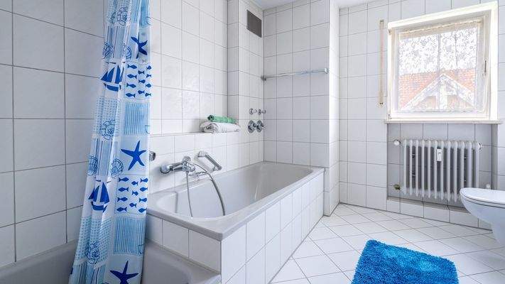 Helles Tageslichtbadezimmer