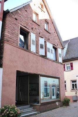 Hausansicht mit Ladenfläche