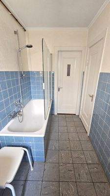 DG: Bad mit Wanne und Flurtür