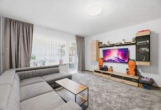 Helles geräumiges Wohnzimmer