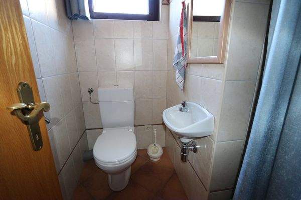 WC mit Handwaschbecken im Erdgeschoss