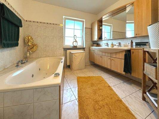 Badezimmer OG mit Whirlpoolwanne