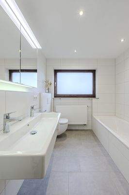 Tageslichtbad mit DU und Wanne