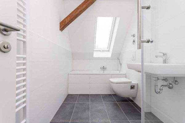 Hauptbad mit Wanne + Dusche