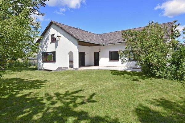 Blick auf Haus und Terrasse