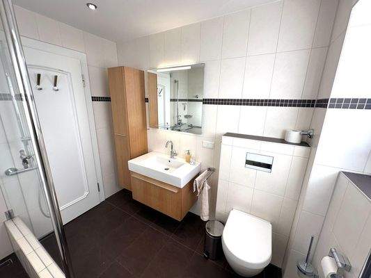 Moderne Bäder in EG/OG