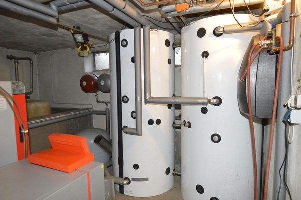 Zwei große Warmwasserspeicher
