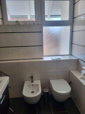 Tageslichtbad mit WC und Bidet