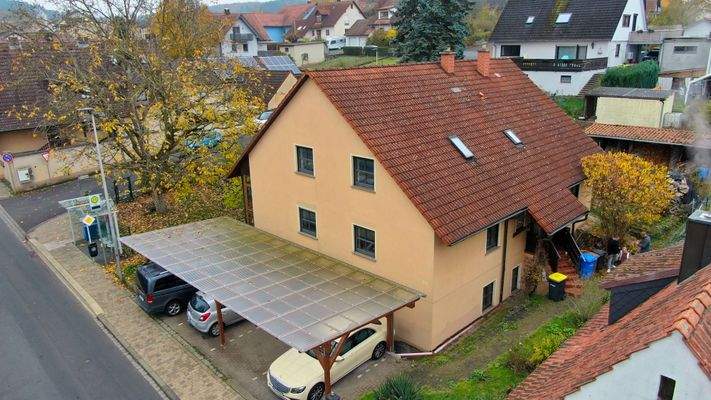 Drohnenaufnahme Haus Straßenseite