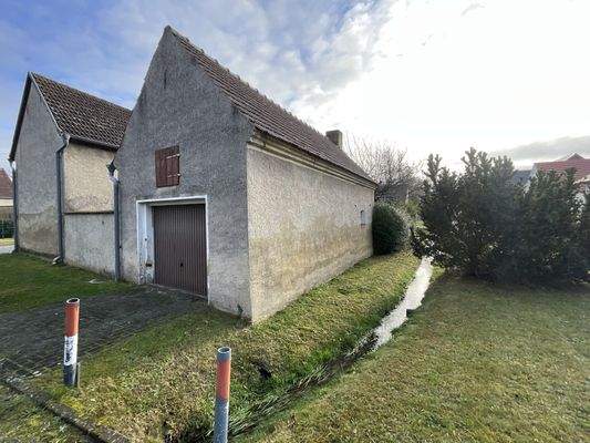 Hinter dem Haus mit Bachlauf