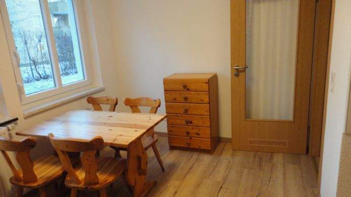 Esstisch, Stühle und Schubladenschrank